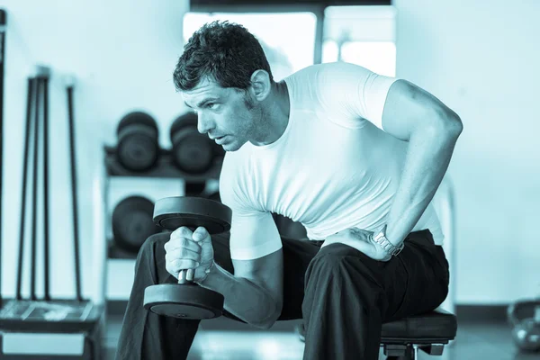 Uomo sollevamento pesi in palestra — Foto Stock