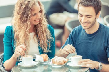 genç bir çift olan geleneksel bir İtalyan kahvaltısı