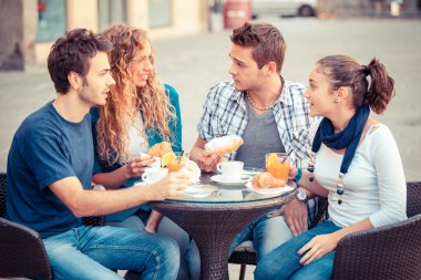 geleneksel İtalyan kahvaltı yapıyor arkadaş grubu