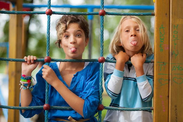 Szczęśliwe dzieci bawiące się na placu zabaw — Zdjęcie stockowe