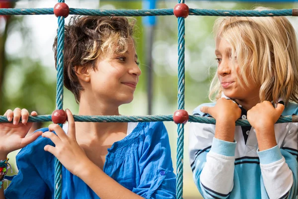 Glückliche Kinder spielen auf Spielplatz — Stockfoto