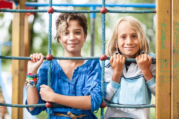 Glückliche Kinder spielen auf Spielplatz — Stockfoto