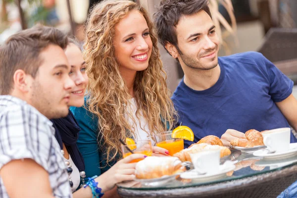 Groupe d'amis ayant un petit déjeuner italien traditionnel — Photo