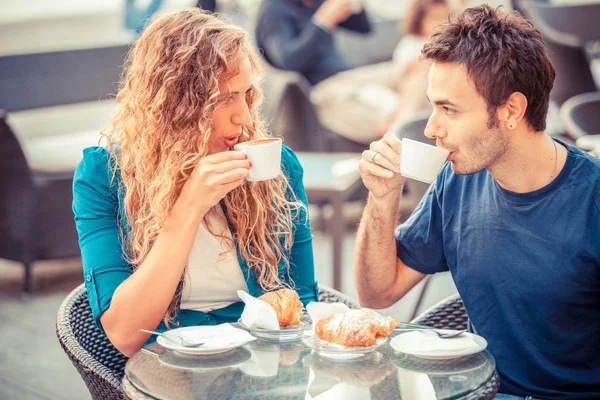 Ungt par att ha en traditionell italiensk frukost — Stockfoto