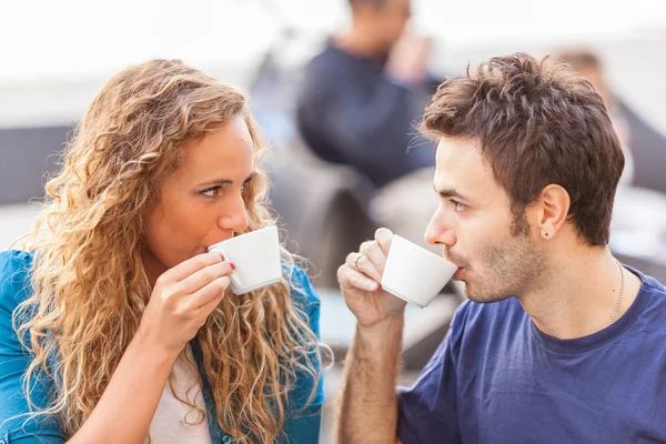 Casal jovem tendo um pequeno-almoço tradicional italiano — Fotografia de Stock