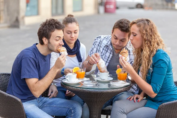 geleneksel İtalyan kahvaltı yapıyor arkadaş grubu