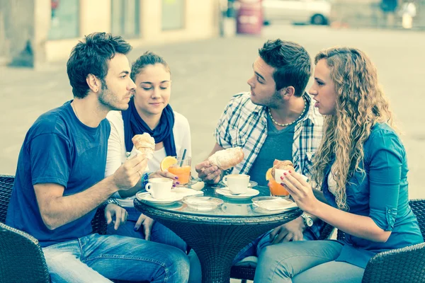 Grupo de amigos tomando un desayuno italiano tradicional — Foto de Stock