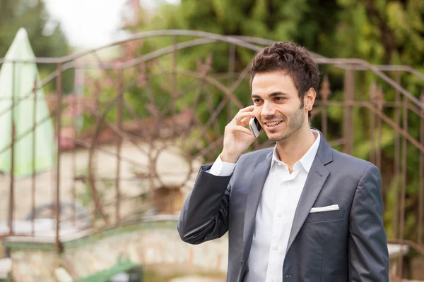 Jovem empresário com telefone móvel — Fotografia de Stock