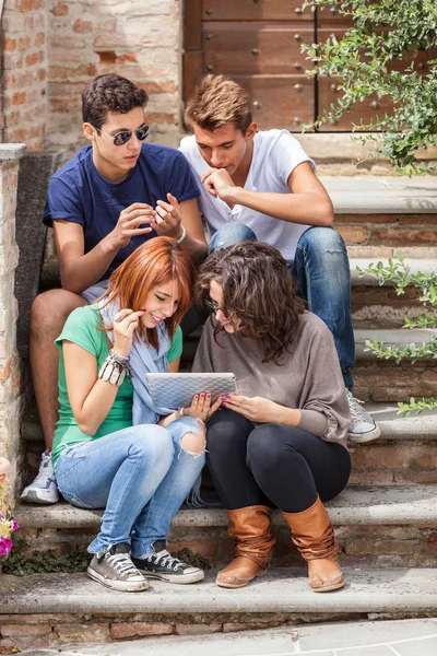 Grupo de amigos adolescentes con Tablet PC —  Fotos de Stock