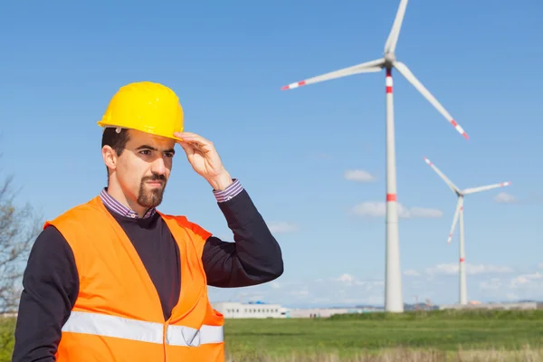 Tecnico Ingegnere nella centrale eolica a turbina — Foto Stock