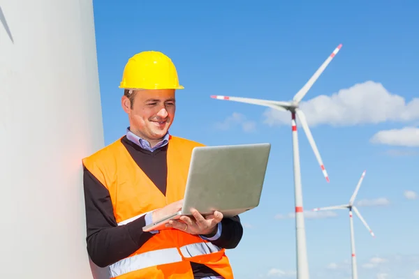 Ingeniero técnico en la estación de generación de energía de aerogeneradores — Foto de Stock