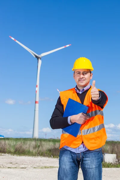 Tecnico Ingegnere nella centrale eolica a turbina — Foto Stock