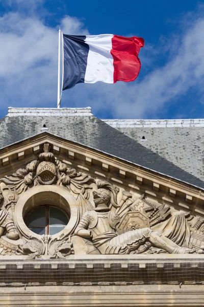 Bandiera francese su un antico edificio — Foto Stock