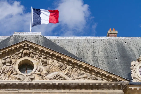 Bandiera francese su un antico edificio — Foto Stock