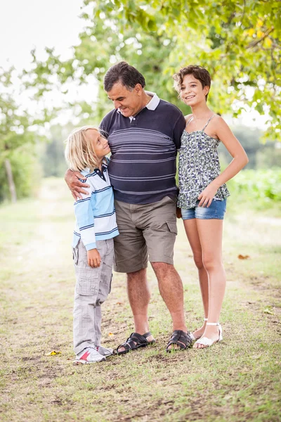 Großvater mit Enkel und Enkelin — Stockfoto