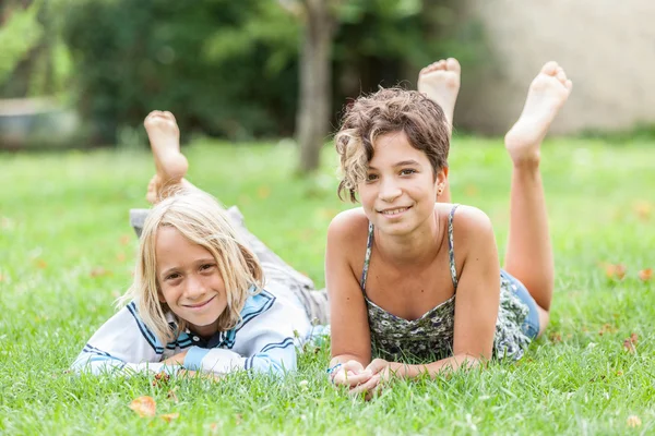 Barn på gräset — Stockfoto