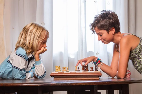 Satranç oynayan çocuklar — Stok fotoğraf