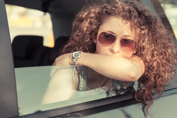 Ragazza pensierosa che guarda fuori dalla finestra dell'auto — Foto Stock