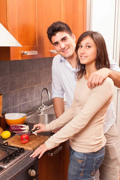 Mutfaktaki mutlu genç çift