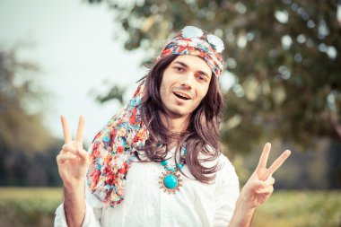 hippi portre gösteren barış işareti