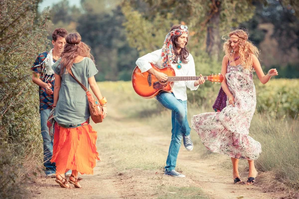 Grupo Hippie Tocando Música e Dançando Fora — Fotografia de Stock