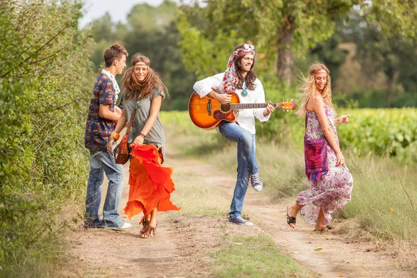 Hippie grupo jugando música y bailando fuera — Foto de Stock