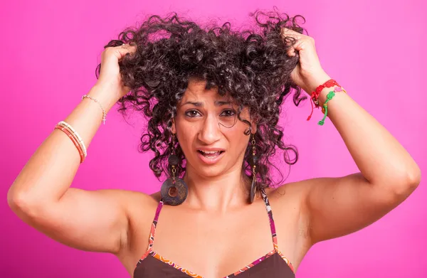 Jovem mulher segurando seus cabelos encaracolados — Fotografia de Stock