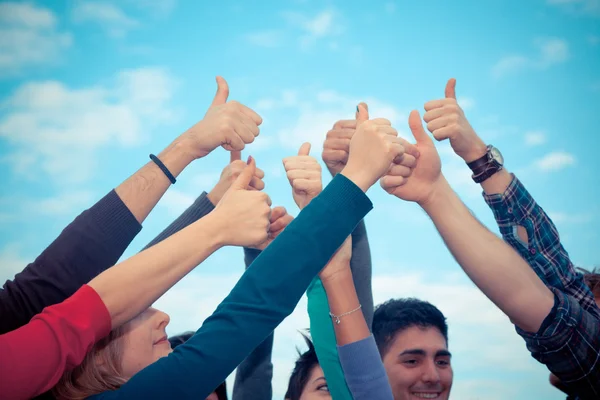 Studenten mit erhobenem Daumen — Stockfoto