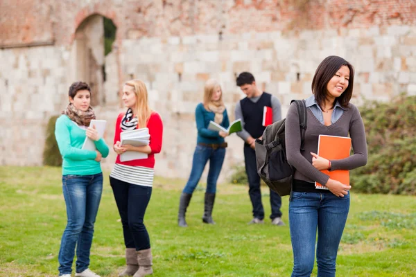 Estudiantes universitarios multiculturales — Foto de Stock