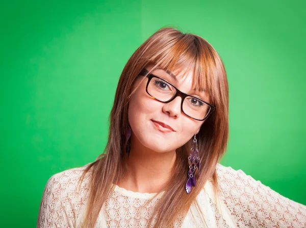 Hermosa joven sobre fondo verde — Foto de Stock