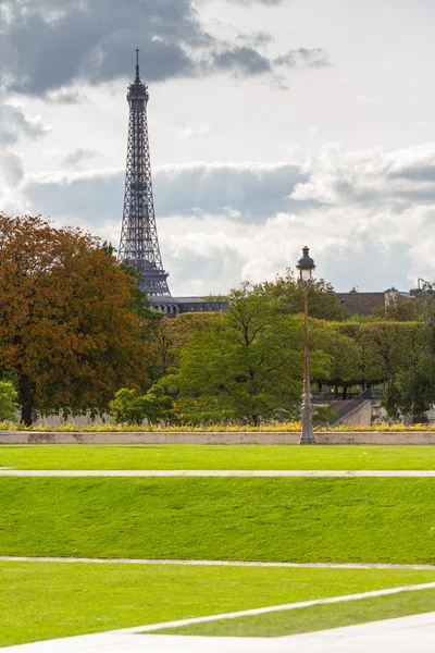 Park i paris med Eiffeltornet i bakgrunden — Stockfoto