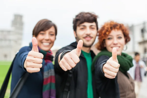 Glückliche Freunde mit erhobenem Daumen — Stockfoto