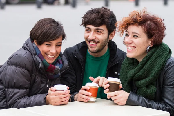 Groep vrienden met warme dranken op winter — Stockfoto