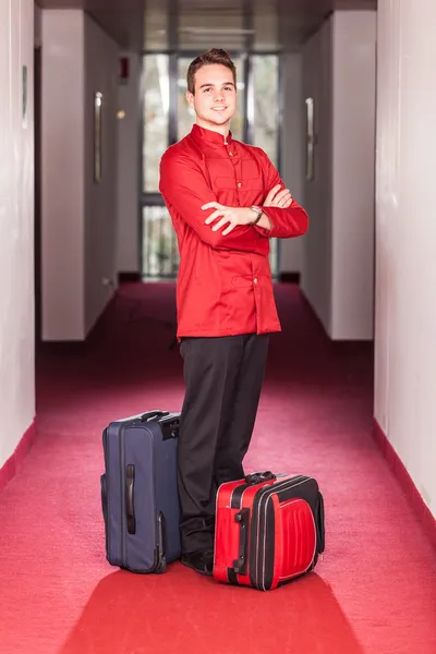 Bellboy com Luggages no corredor — Fotografia de Stock