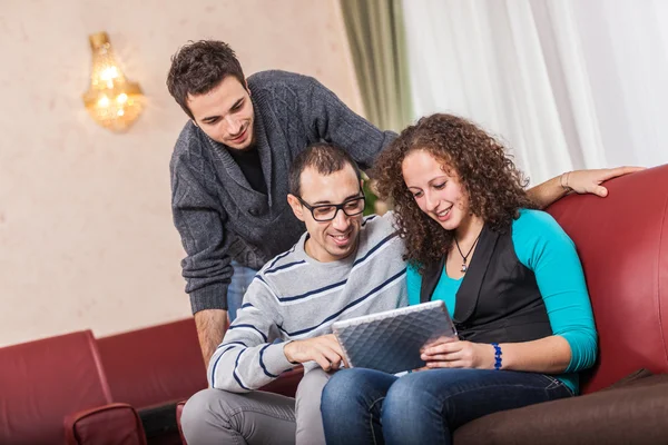 Drei Freunde mit Tablet-PC auf dem Sofa — Stockfoto