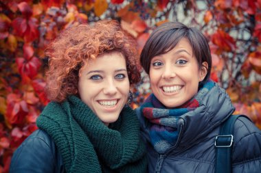 iki güzel genç kadın dışında üzerinde sonbahar