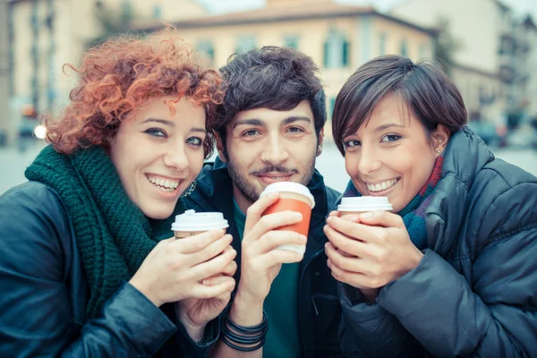 Grupo de amigos con bebida caliente en invierno — Foto de Stock