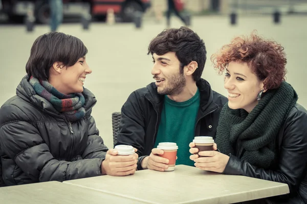 Gruppo di amici con bevanda calda in inverno — Foto Stock