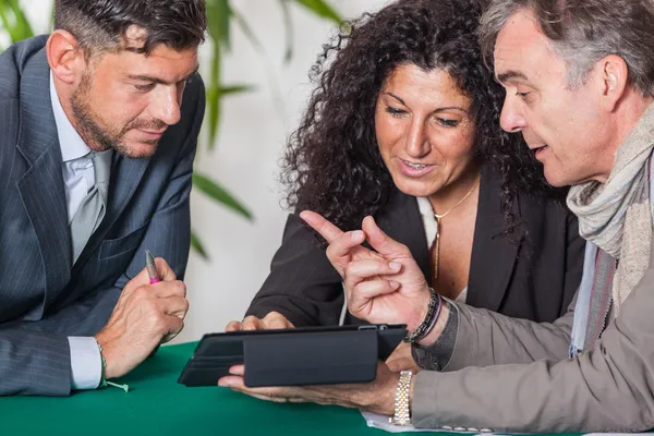 Reifes Paar mit Finanzberater — Stockfoto