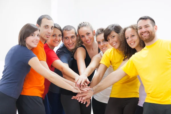 Grupp av vänner med stack händer — Stockfoto