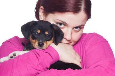 genç kadın plyaing ile küçük köpek