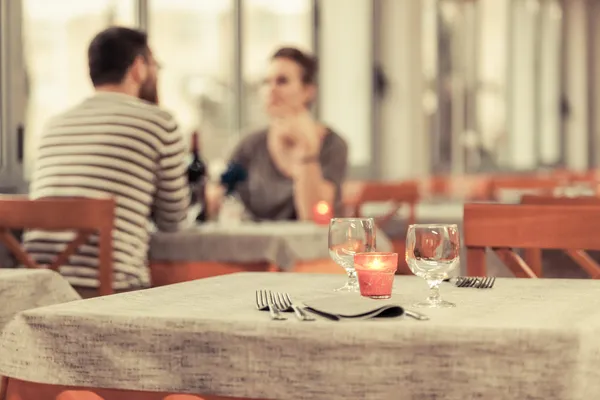 Casal jovem romântico no restaurante — Fotografia de Stock