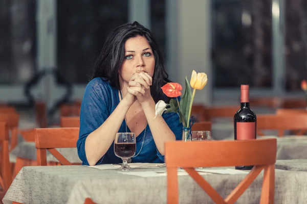 Gelangweilte Frau allein im Restaurant — Stockfoto