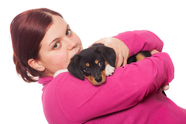 Jeune femme Plyaing avec petit chien — Photo