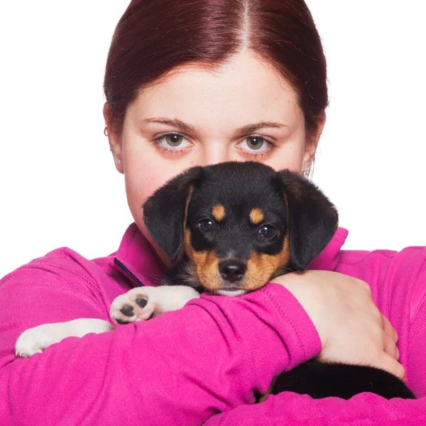 Молодая женщина Пляинг с маленькой собачкой — стоковое фото