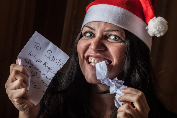 Böse Frau mit Weihnachtsmütze zerstört einen Brief — Stockfoto