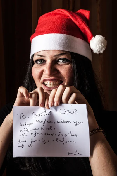Złe kobiety z santa hat niszcząc list — Zdjęcie stockowe