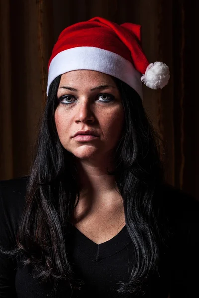 Noel Baba şapkası ile kötü kadın — Stok fotoğraf