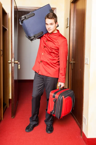 Bellboy fatigué avec des bagages — Photo