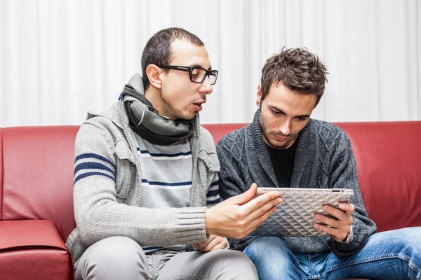 Dois homens Youn jogando com Tablet PC — Fotografia de Stock